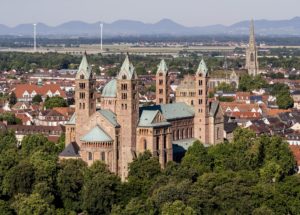 Luftbild vom Speyerer Dom aus Richtung Nordost mit Pfalz und Haardt im Hintergrund