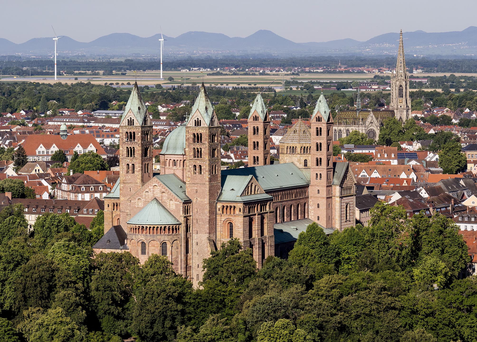 Luftbild vom Speyerer Dom aus Richtung Nordost mit Pfalz und Haardt im Hintergrund