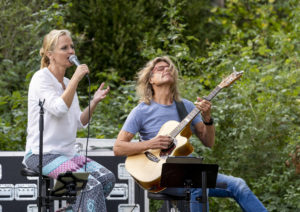 Sandie Wollasch singt und Matthias Hautsch begleitet sie an der Gitarre