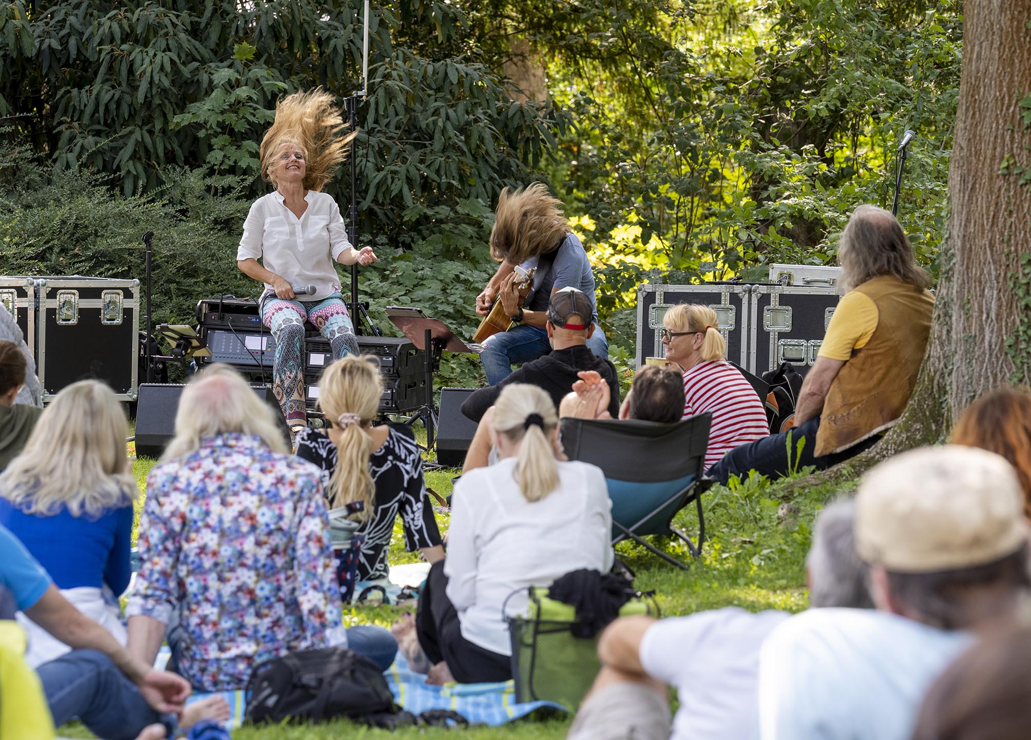 Blick aus dem Publiku auf Sandie Wollasch und Matthias Hautsch, die zur Musik ihre langen Haare fliegen lassen