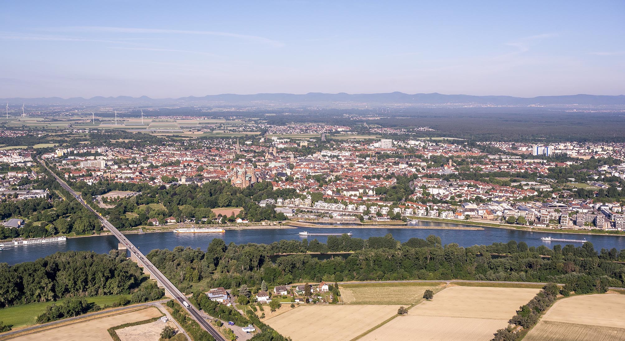 Blick über die Rheinebene bei Speyer und den Rhein von Ost nach West