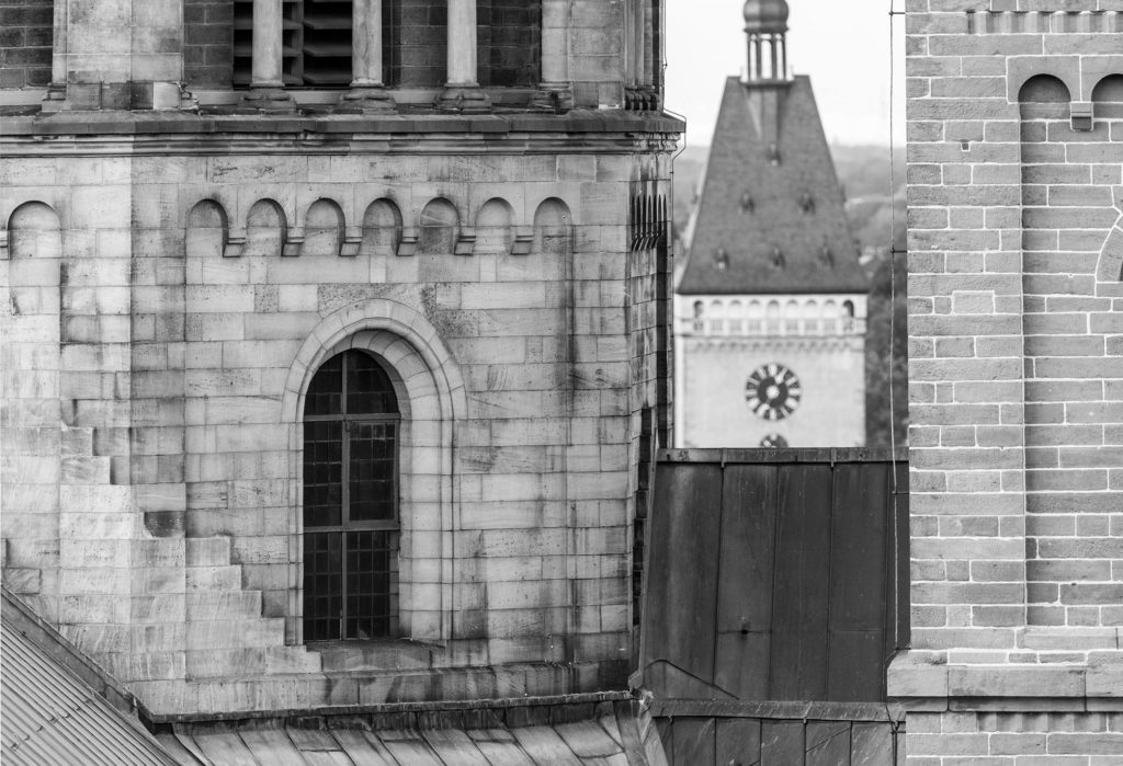 Schwarz-Weiß-Foto vom Blick aufs Alpörtel übers Dach zwischen Westkuppel und dem Nordwestturm des Speyerer Doms