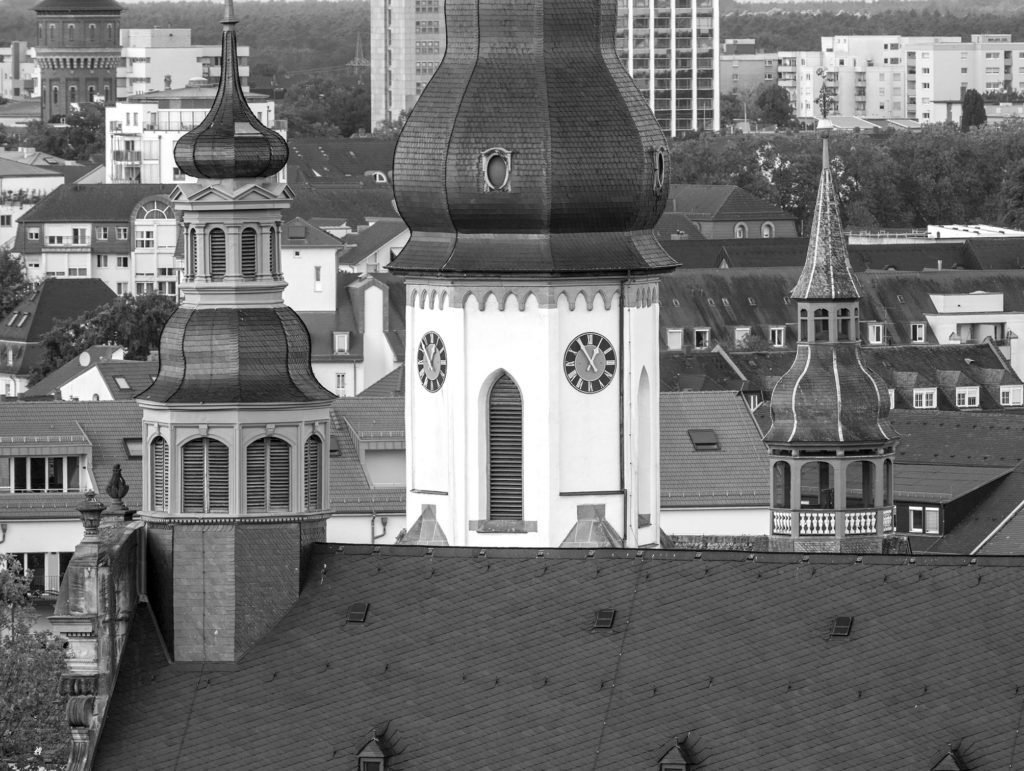 Blick auf die Türme von Dreifaltigkeitskirche und Heiliggeistkirche inklusive Wasserturm im Hintergrund