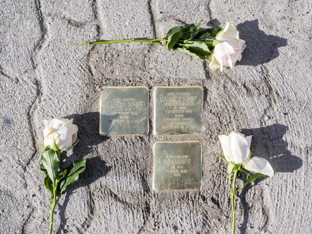 Weiße Rosen wurden bei den frisch verlegten Stolpersteinen für Familie Schiff vor der Mühlturmstraße 26 verlegt.