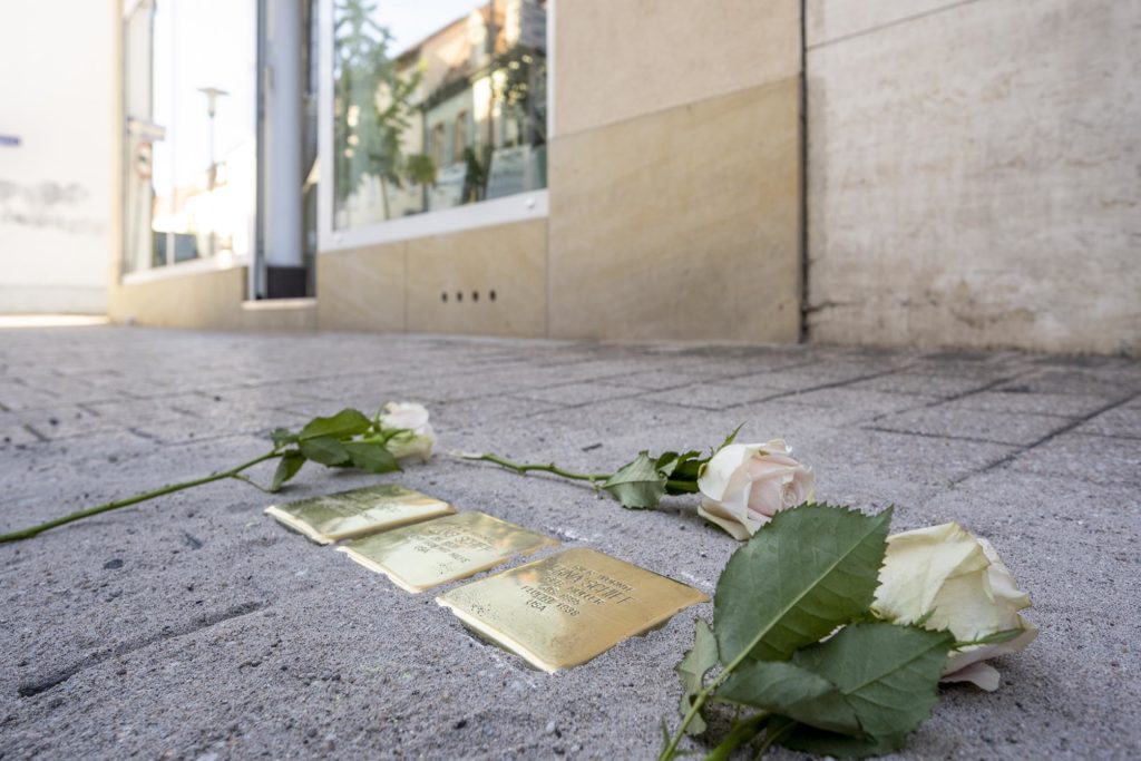 Weiße Rosen wurden vor dem Anwesen Wormser Straße 12 zu den Stolpersteinen für die Familie Jakob Schiff niedergelegt