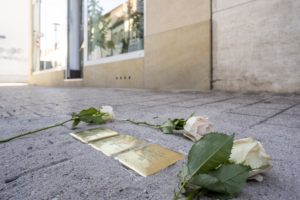 Weiße Rosen wurden vor dem Anwesen Wormser Straße 12 zu den Stolpersteienen für die Familie Jakob Schiff niedergelegt