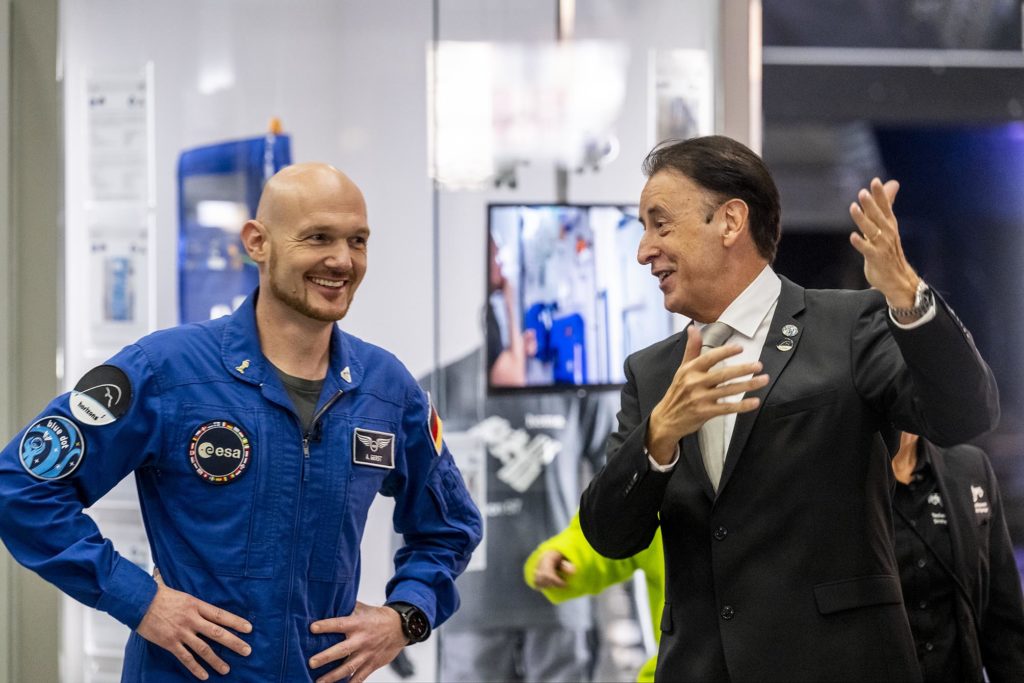 Astronaut Alexander Gerst mit Ausstellungsleiter Gerhard Daum