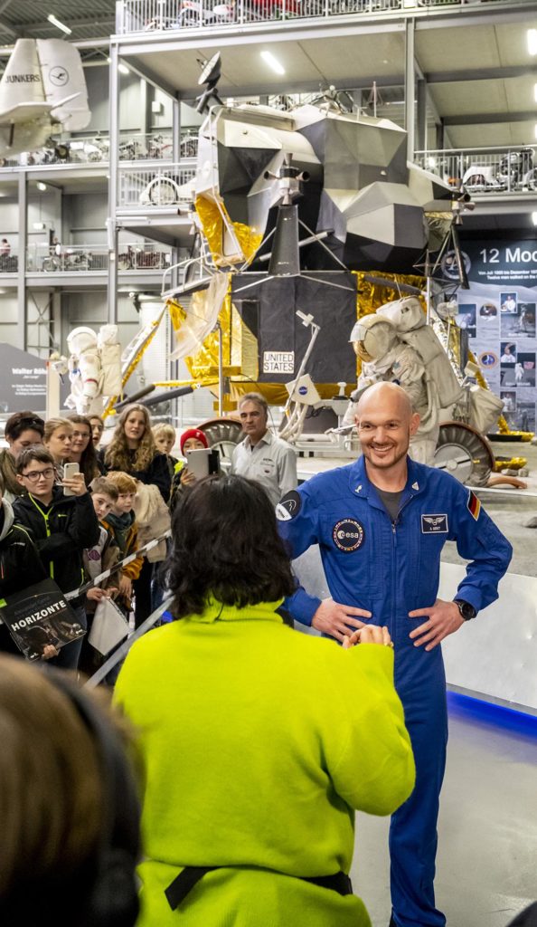 Astronaut Alexander Gerst wird von Ausstellungsbesuchern vor der Mondlandefähre fotografiert