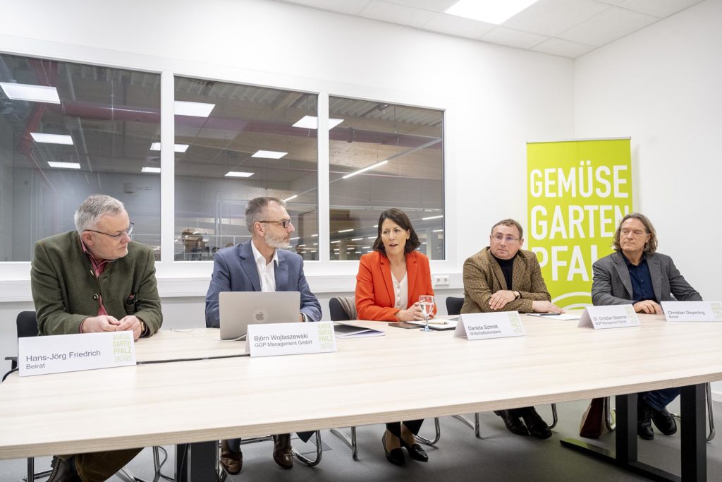 Auf dem Podium Vorstand Pfalzmarkt und Beirat Gemüsegarten Hans-Jörg Friedrich, Geschäftsführer Gemüsegarten Björn Wojtaszewski, Schmitt, Geschäftsführer Gemüsegarten Dr. Christian Stoermer sowie der Aufsichtsratsvorsitzende Pfalzmarkt und Beirat Gemüsegarten Christian Deyerling