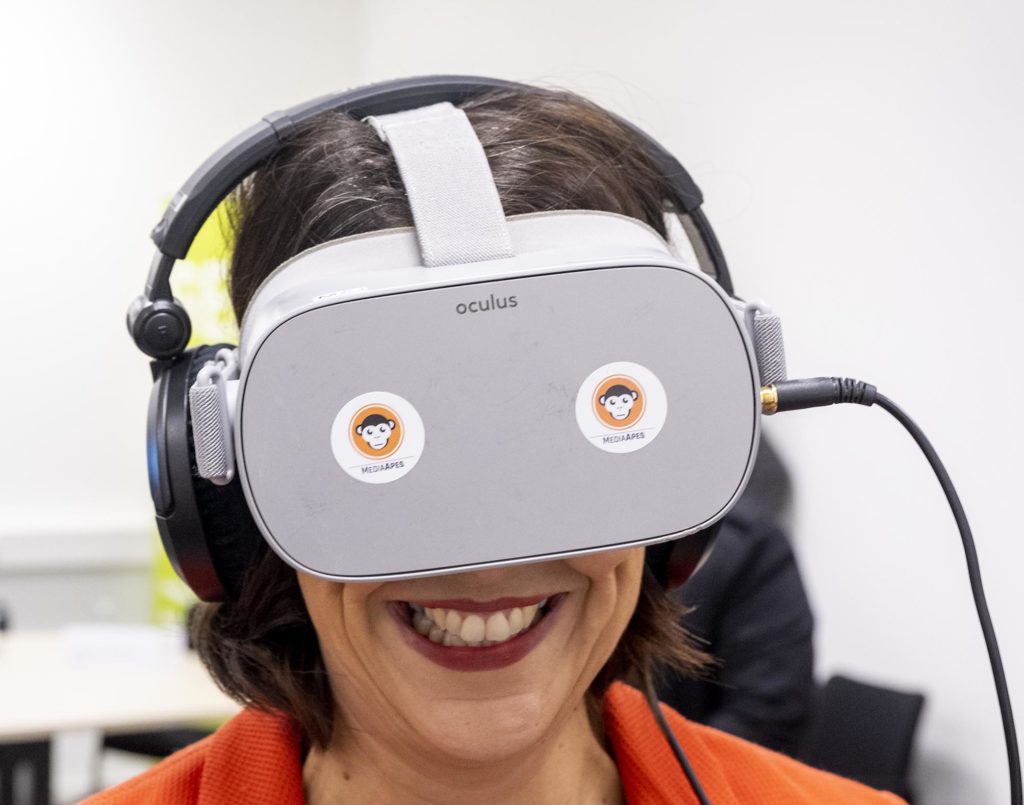 Ministerin mit VR-Brille