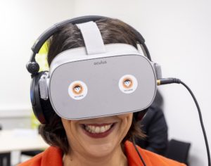 Ministerin mit VR-Brille