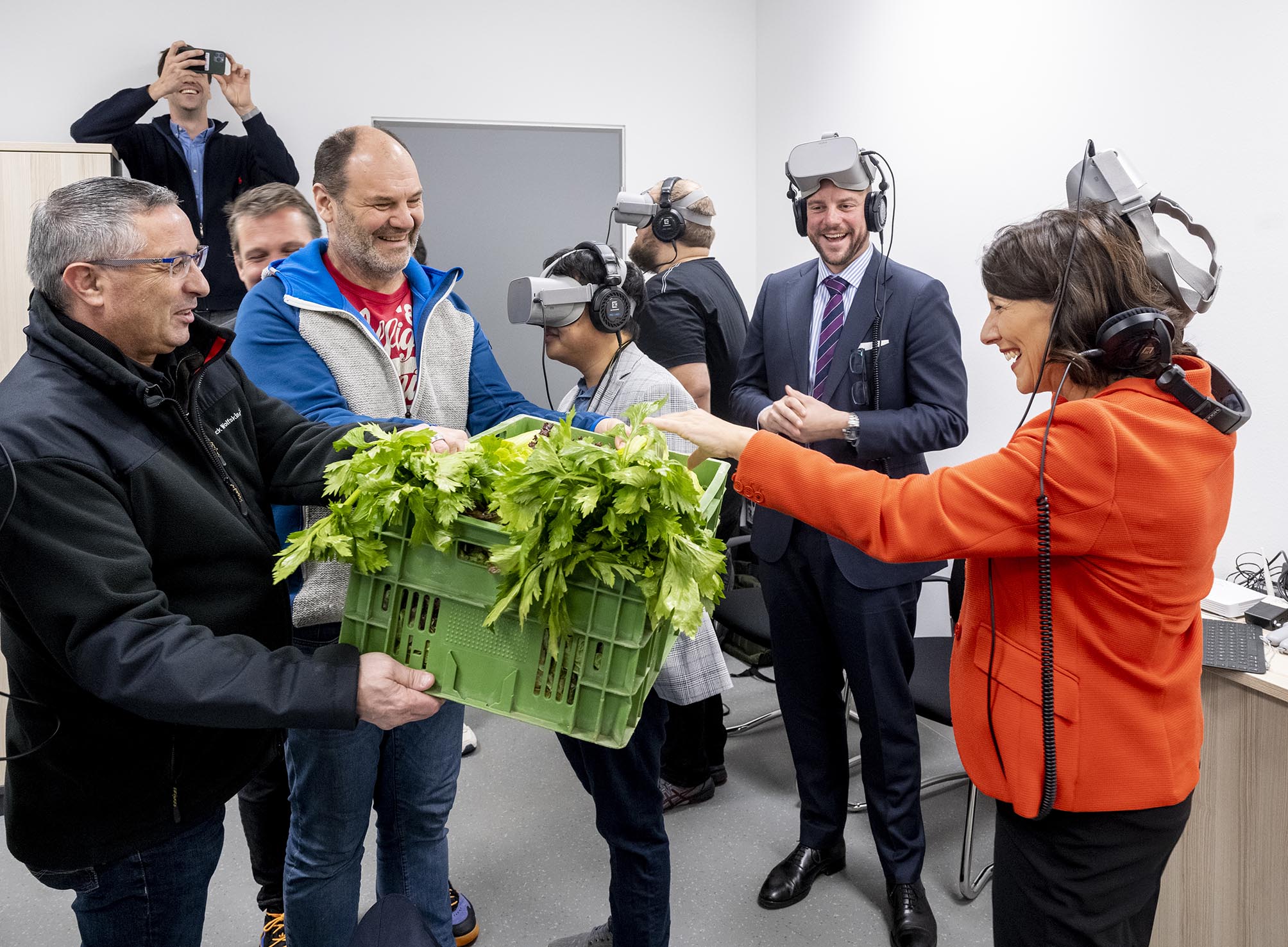Ministerin bekommt nach VR-Test Gemüsekorb überreicht