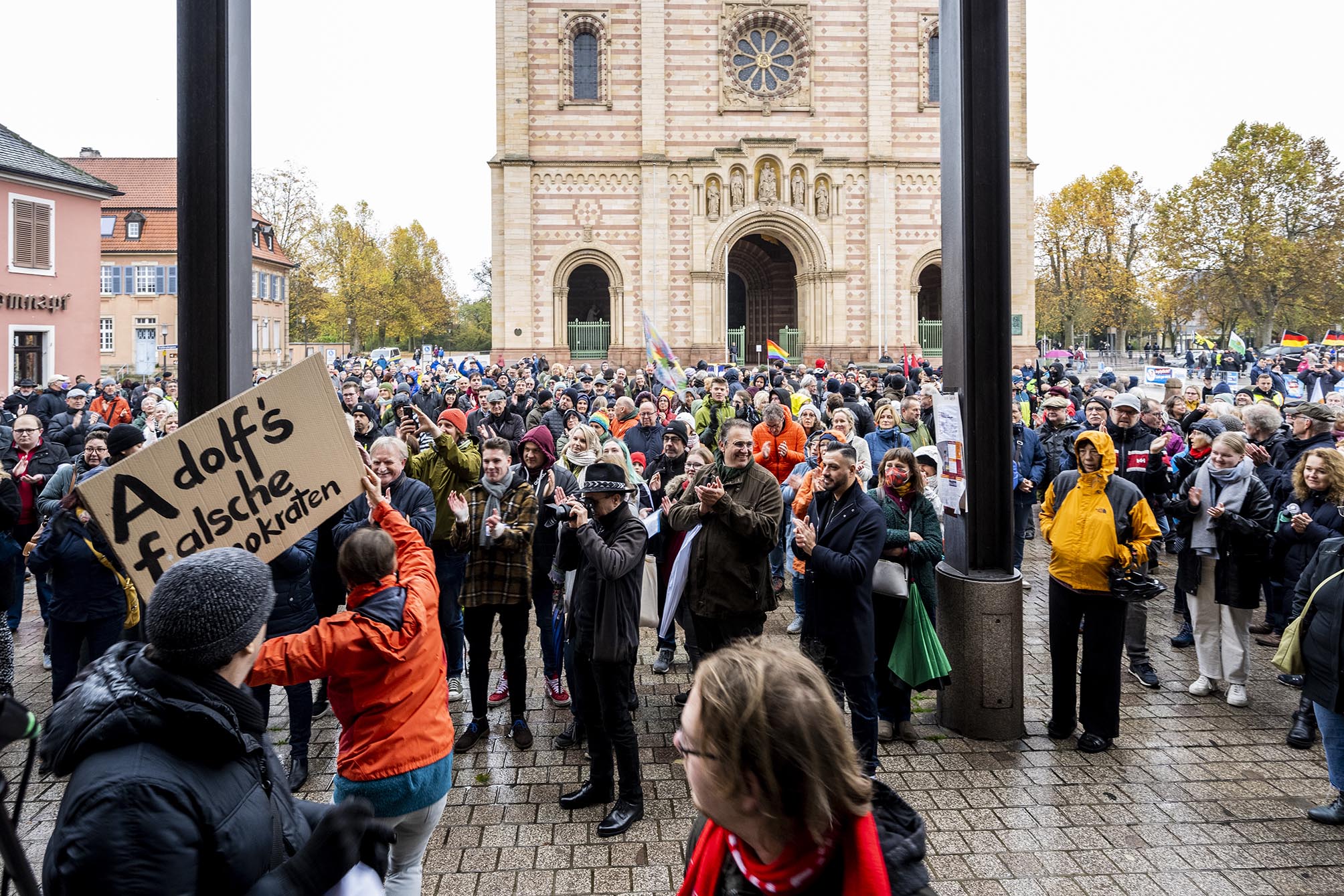 Ein breites Bündnis vieler verschiedener Organisationen und Parteien demonstriert auf dem Domplatz Speyer unter dem Motto "Gegen Populismus und heisse von Luft von rechts - Mit Vernunft und Solidarität durch die Krise!" gegen eine zeitgleich auf dem Domplatz stattfindenden Demonstration der braun-blauen Spacken der AfD.