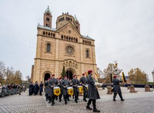 Heeresmusikkorps Koblenz zieht auf dem Domplatz ein