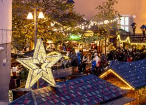Speyerer Weihnachts- und Neujahrsmarkt über die komplette Maximilianstrasse verteilt vom Balkon des Historischen Rathauses aus fotografiert