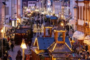 mit vielen Lichtern behangener Speyerer Weihnachts- und Neujahrsmarkt über die komplette Maximilianstrasse verteilt vom Balkon des Historischen Rathauses aus fotografiert