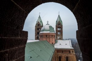 Blick durch einen Rundbogen auf die Osttürme des verschneiten Speyerer Doms vom Südwestturm aus