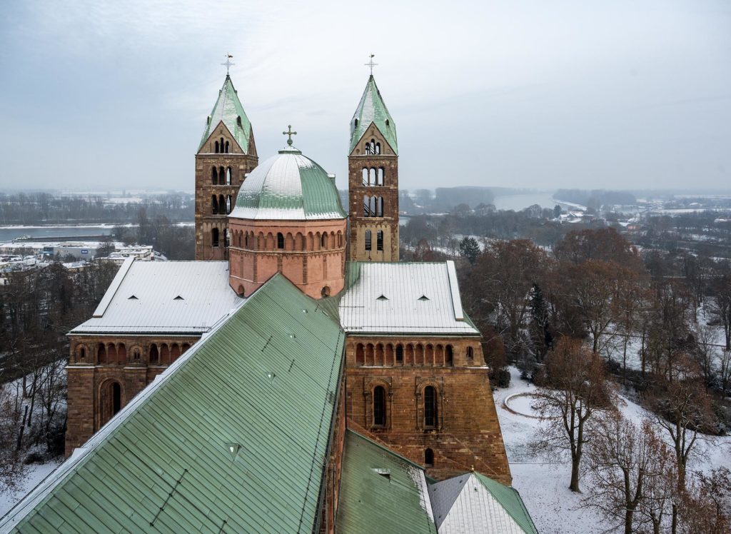 Blick auf die Osttürme des verschneiten Speyerer Doms vom Südwestturm aus