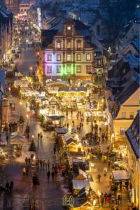 Blick auf den hell beleuchteten Weihnachtsmarkt und die Maximilanstraße in Speyer von oben, Alte Münze und Altpörtel im Hintergrund