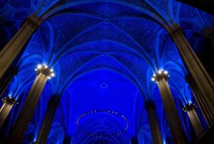 Blick nach oben entlang der blau beleuchteten Gewölbe des Langhauses