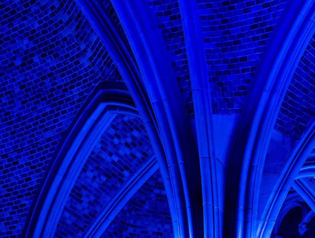 Nahaufnahme eines blau beleuchteten Kreuzgewölbes