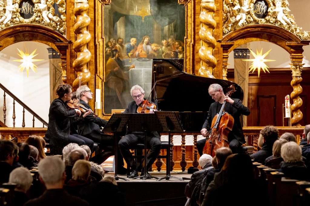 Fauré Quartett vor dem Altar auf der Konzertbühne