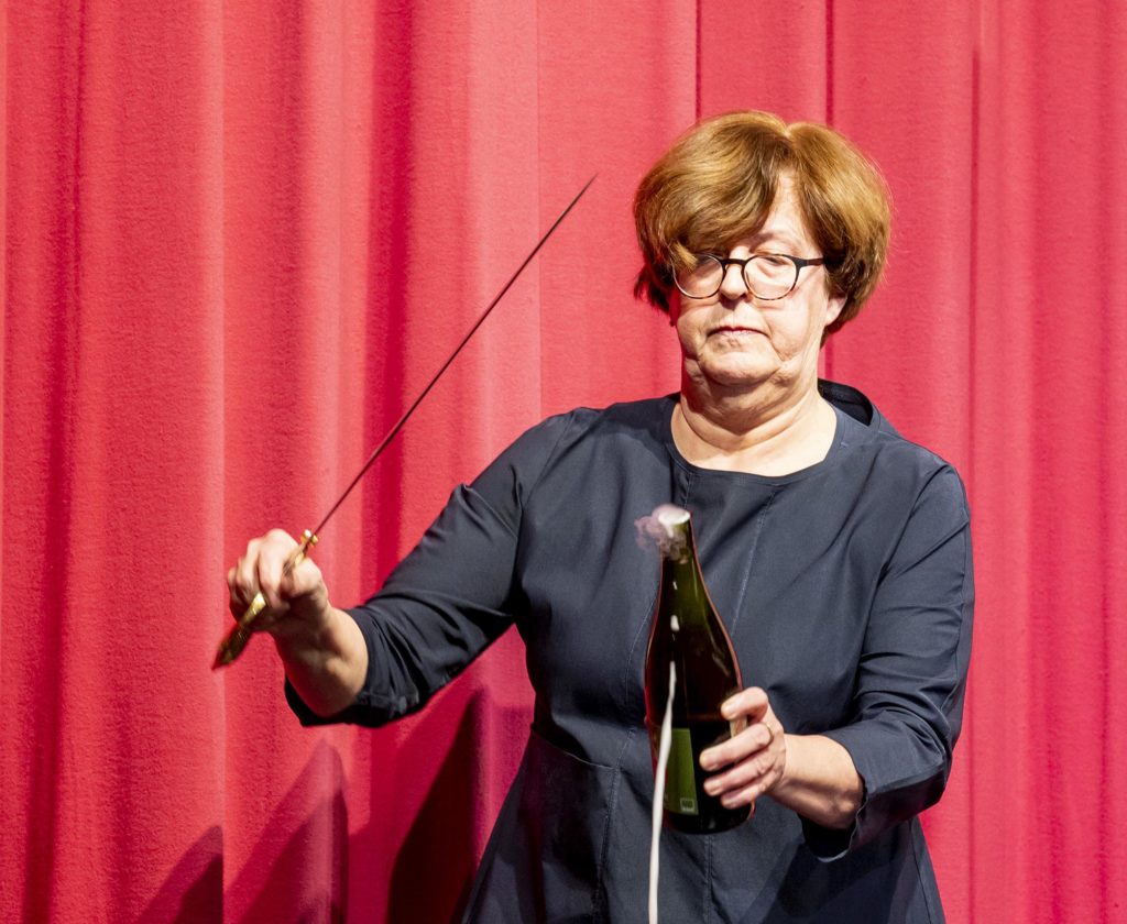 Bürgermeisterin Monika Kabs mit der per Säbel geköpften Sektflasche