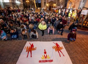 Menschen tanzen auf dem Geschitrrplätzel in Speyer für One Billion Rising