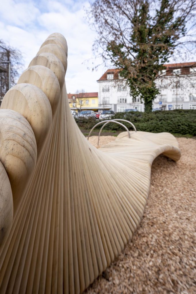 Blick entlang der Spielskulptur