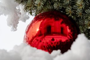 In einer schneebedckten roten Christbaumkugel spiegelt sich der Domplatz