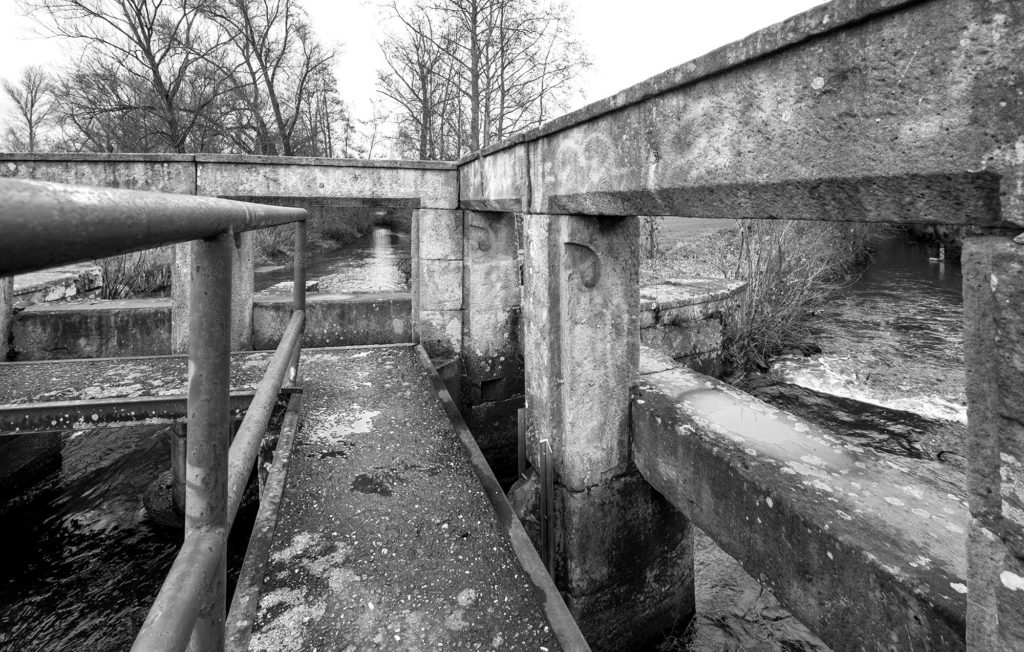 Schwarzeißfoto vom Teilungswehr Ottersheim