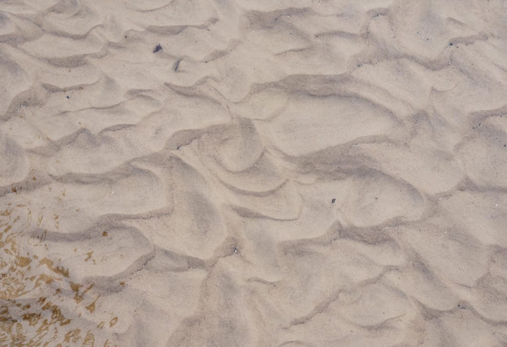 Vom Waser geformter Sand
