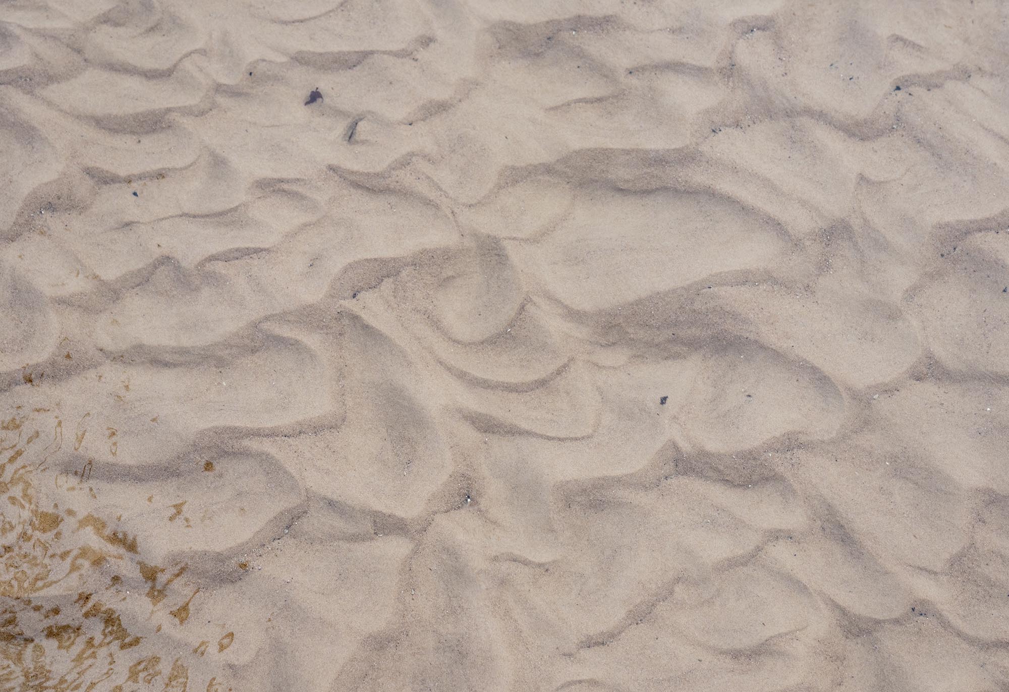 Vom Wasser geformter Sand