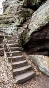 Steinerne Treppe, die nach oben in den Fels führt