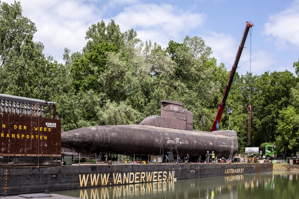 U-Boot vor den Bäumen des Naturhafens