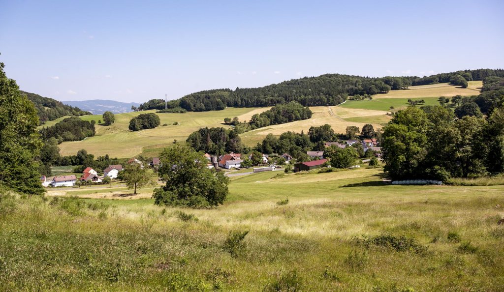 Aussicht Richtung Norden auf Löhrbach über hügelige Felder und Wälder
