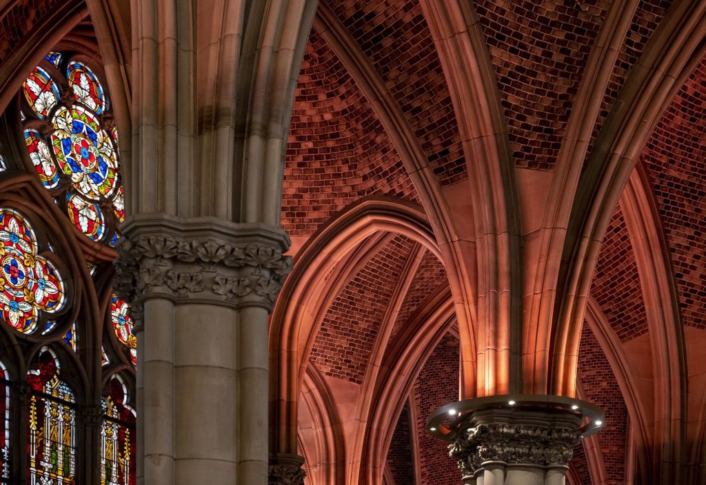 Bunte GLasfenster und rot beleuchtetes Gewölbe der Speyerer Gedächtniskirche