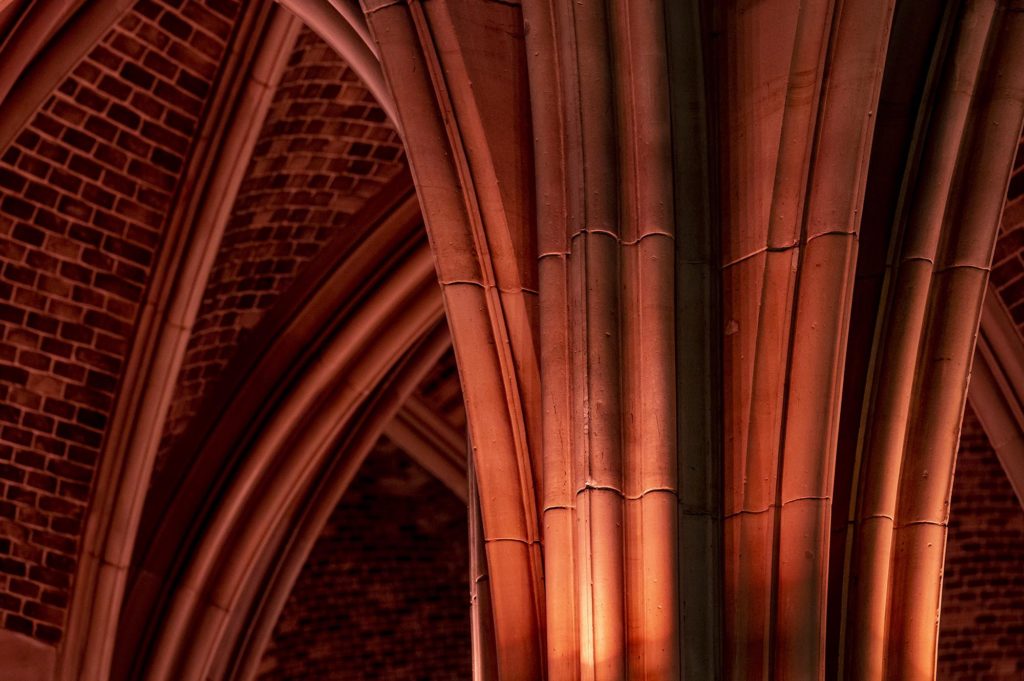 Rot beleuchtetes Gewölbe der Gedächtniskirche Speyer