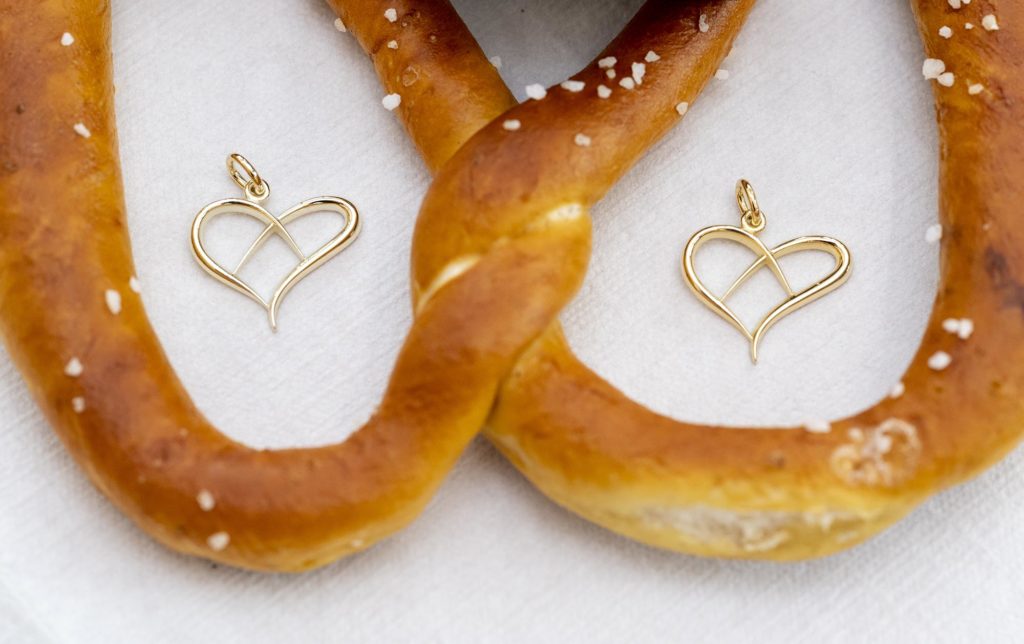 Gebackene Brezel mit goldenen Herzbrezel-Anhängern
