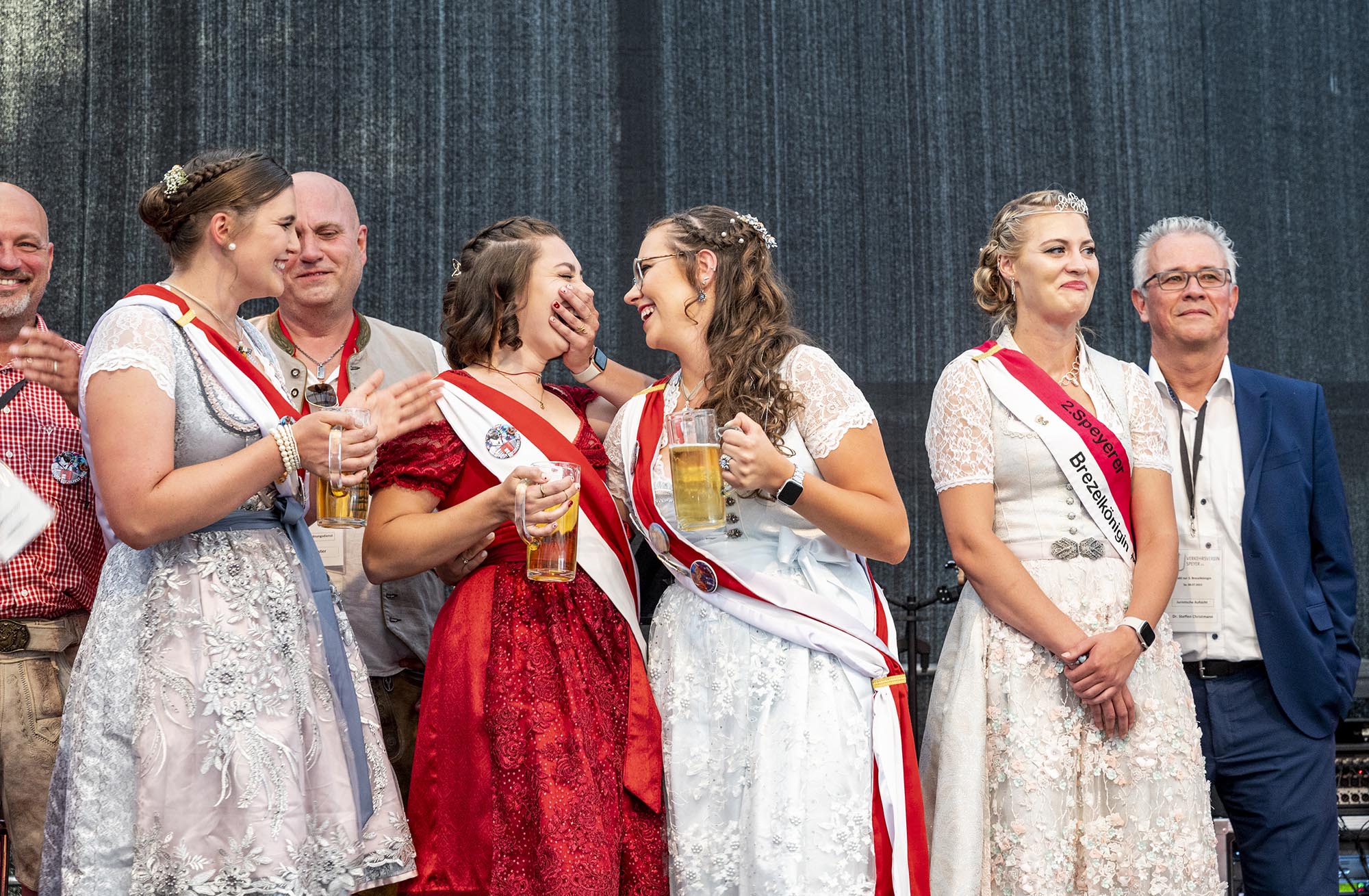 Lea Leddin im roten Kleid freut sich über die Wahl zur 3. Brzelkönigin. Außerdem dabei Katharina Hanten, Sophia Neuberger und die vorherige Königin Anne-Susann Sperling.