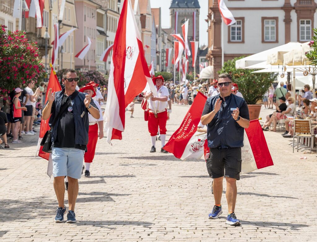 Die Organisatoren des Umzugs Dennis Peterhans und Benjamin Begner führen den Brezelfestumzug an