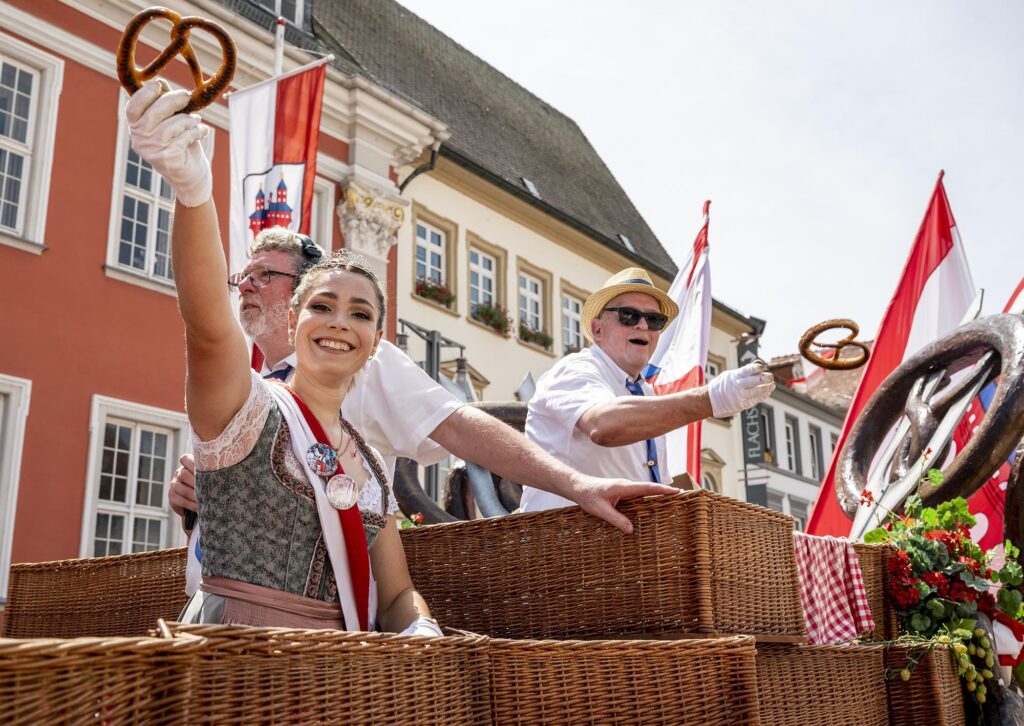 Der Festwagen mit dem Vorsitzenden des Verkehrsvereins und der neuen Brezelkönigin Lea 1. Leddin