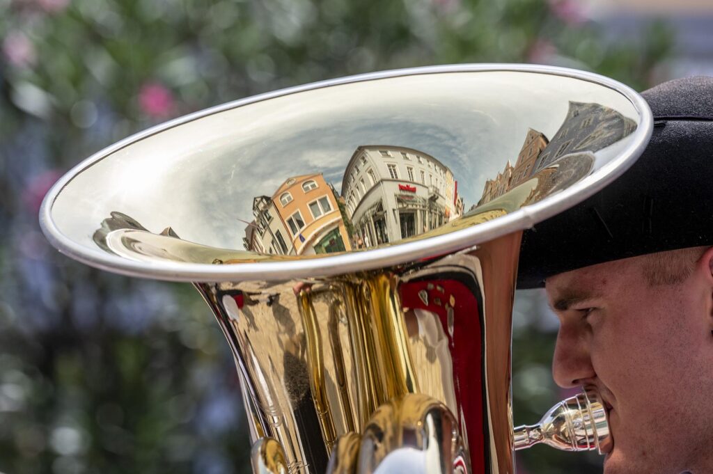 Speyerer Häuser spiegeln sin in der Tuba des Musikvereins Trachtenkapelle Altburg