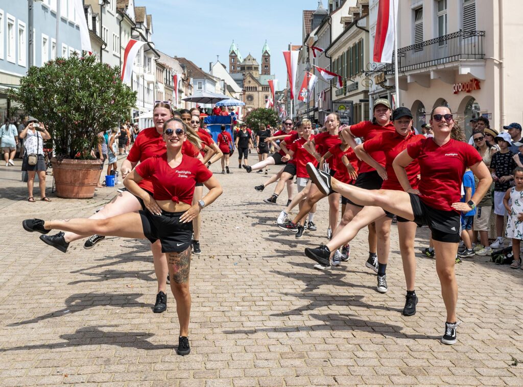 Tanzeinlage des Carneval Clubs Speyer 2000 mit Dom im Hintergrund