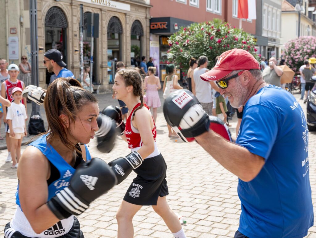 Beim Umzug zeigen die Ringer und Boxer vom AV 03 Speyer was sie drauf haben