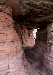 Durchgang durch rote Sandsteinformationen im Naturdenkmal Maiblumenfels