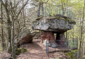 Das Naturdenkmal Maiblumenfels ist eine tischfötmige Sandsteinformation