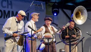 Die Band "Hot Four" mit Horst Aussenhof na der Klarinette, Joachim Lösch am Kornett, Bernhard Sperrfechter mt Banjo und Jens Hunstein an der Posaune auf der Bühne