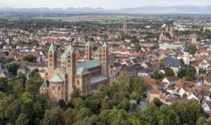 Luftbild von Speyer, Blick von Nordosten mit Dom im Vordergrund bis zum Pfälzer Wald