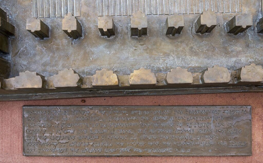 Kupfertafel, die das Modell in Braille erklärt